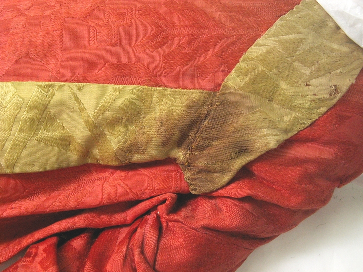 Particolare dell'abito dopo il restauro